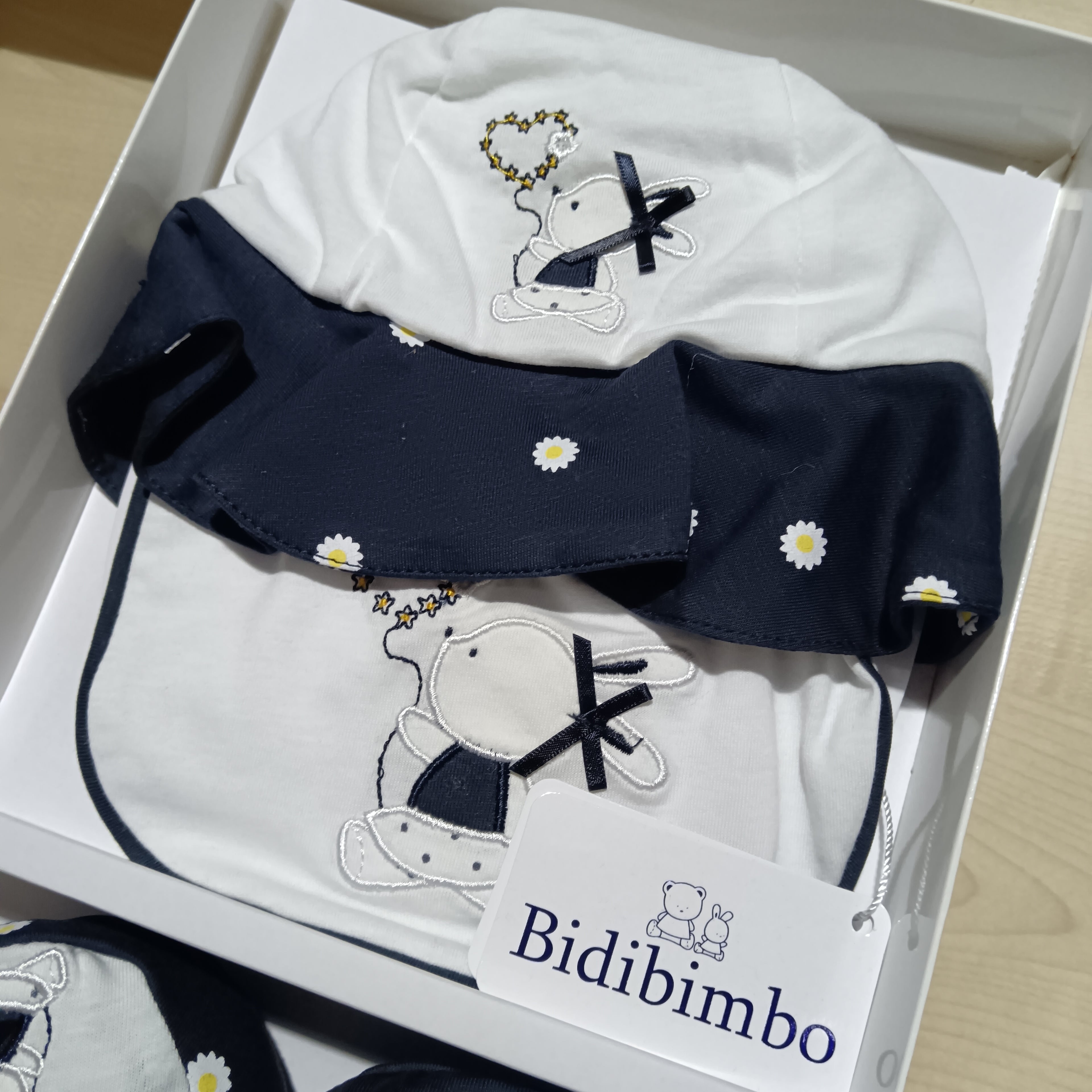 Art.SSCB586 BIDIBIMBO CAPPELLINO+SCARPETTE+BAVETTA TAGLIA UNICA